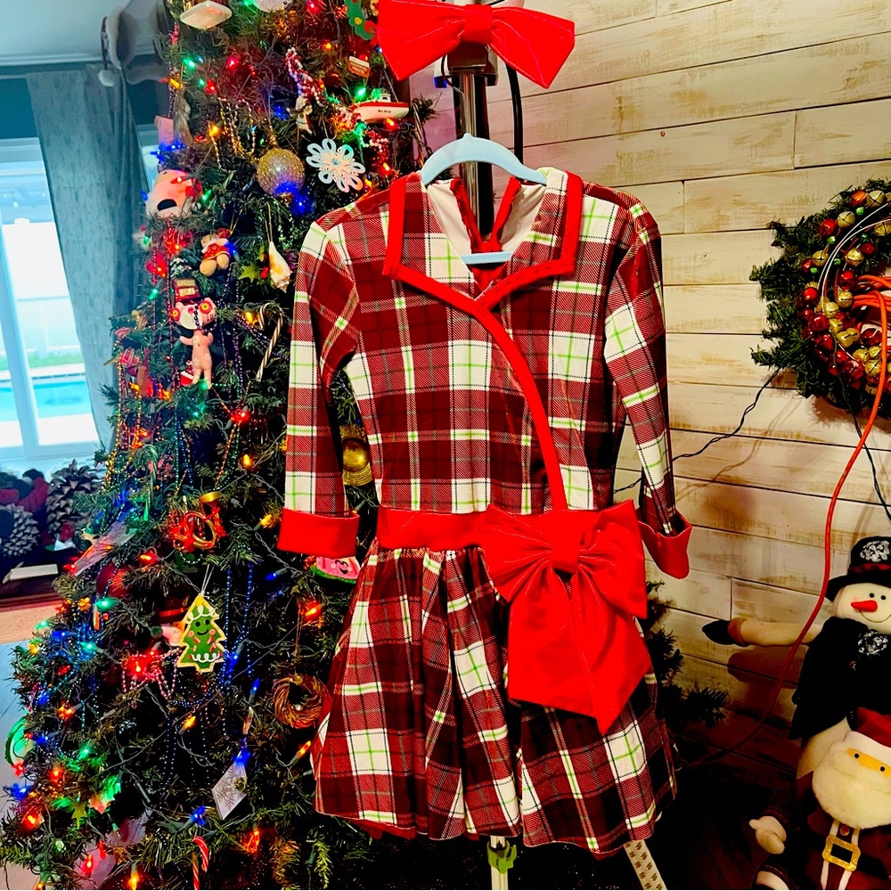 Ice skating/Dance Christmas dress with a bow. Size 7-9. My daughter is almost 10